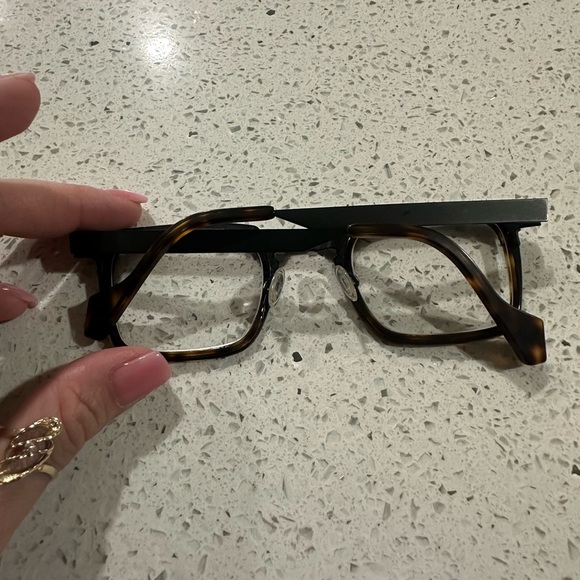 Anne et Valentín Tortoise Shell Glasses - Picture 5 of 7